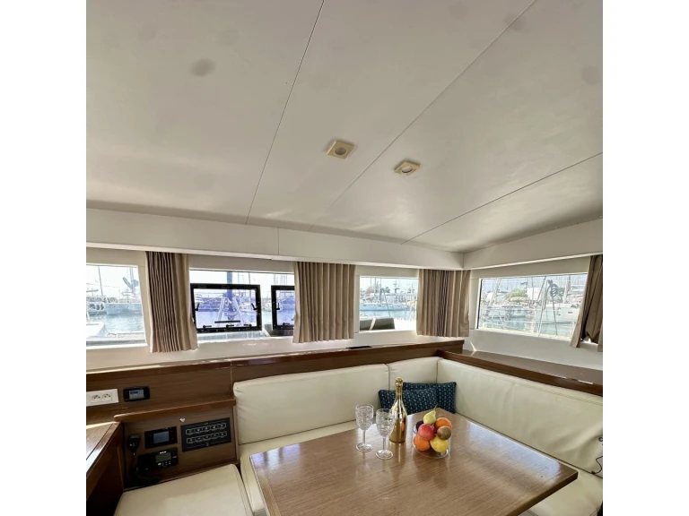 Hire Catamaran Lagoon with a boat licence