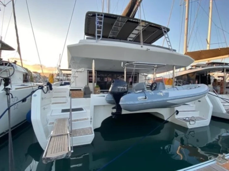 Charter a Dufour Dufour 48 CAT in Tourlos on Samboat