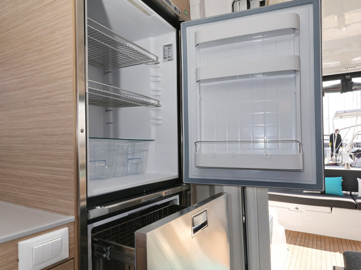 Hire Catamaran Lagoon with a boat licence