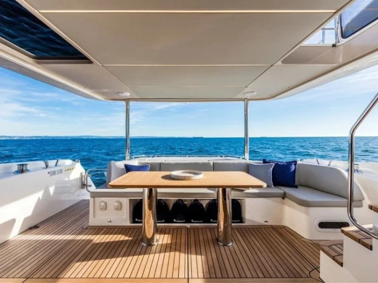 Hire Motorboat Absolute with a boat licence