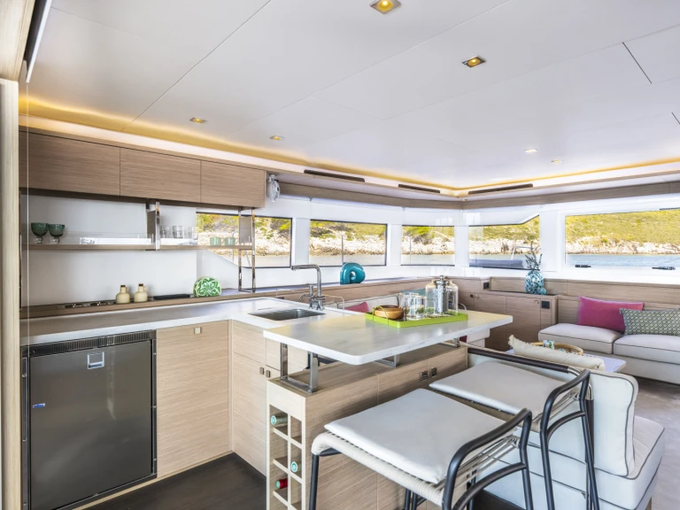 Charter a Lagoon Lagoon 60 in Salerno on Samboat