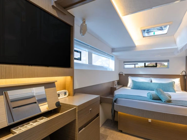 Hire Catamaran Leopard with a boat licence