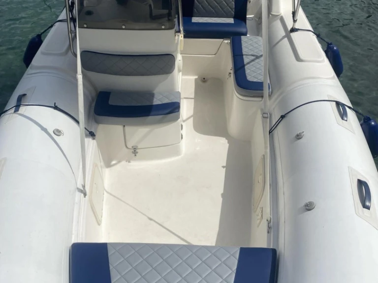 Hire Motorboat Horizon with a boat licence