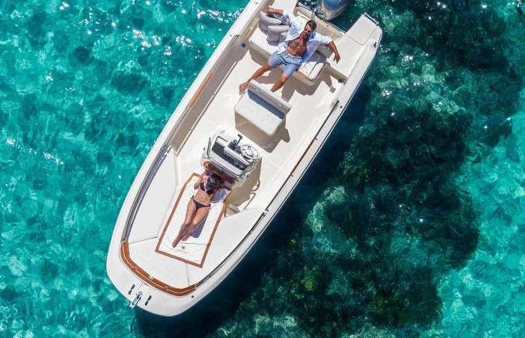 Hire Motorboat Invictus  with a boat licence