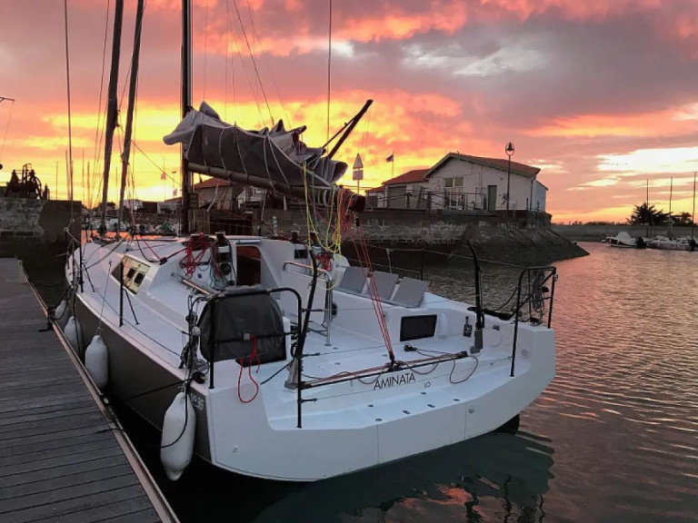 Yacht hire La Rochelle cheap Pogo 36