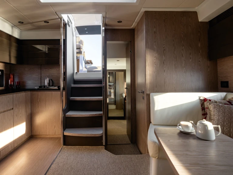 Luxury Yacht hire in Podstrana - Azimut Azimut Atlantis 45