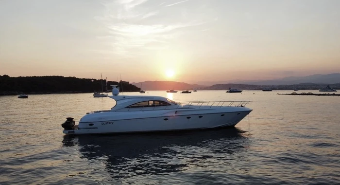 Hire a Rizzardi 73 Saint-Tropez