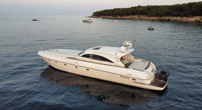 Charter a Rizzardi 73 in Saint-Tropez on Samboat
