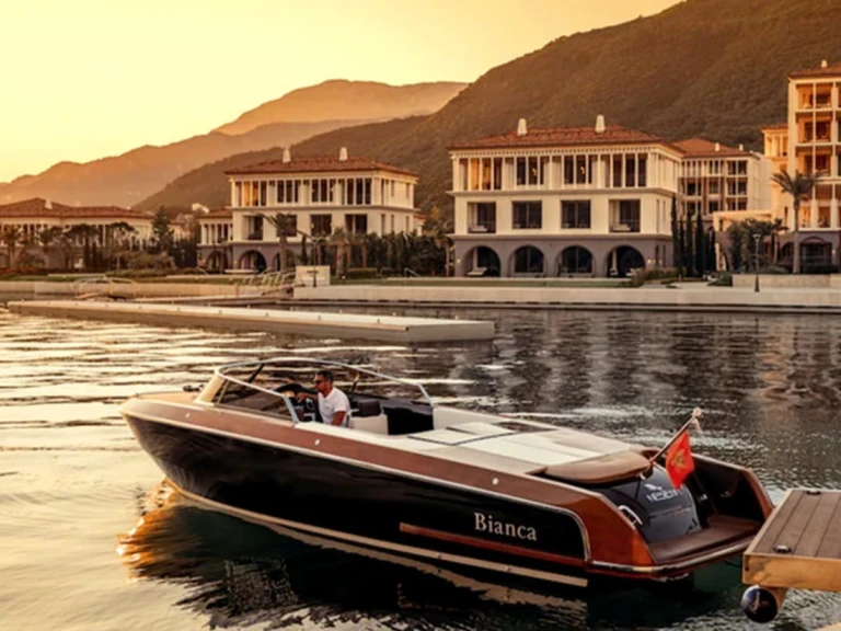 Hire Motorboat  with a boat licence