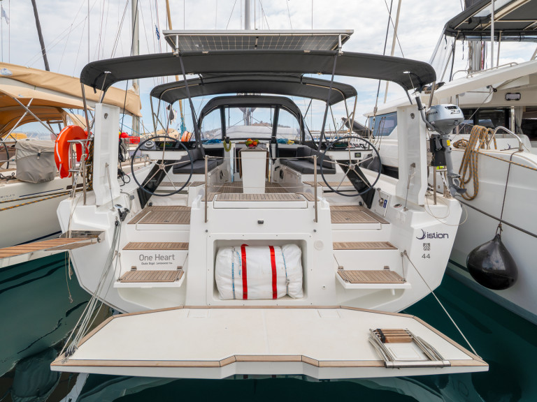 Sailboat to hire Préveza at the best price