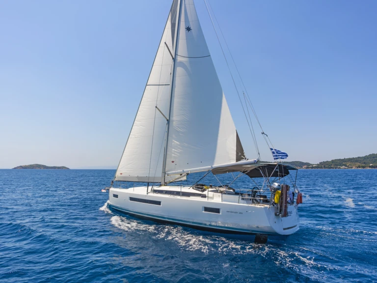 Sailboat to hire Alimos at the best price