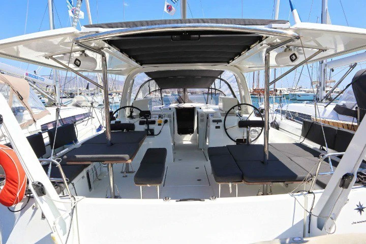 Sailboat hire in Alimos - Jeanneau Sun Loft 47