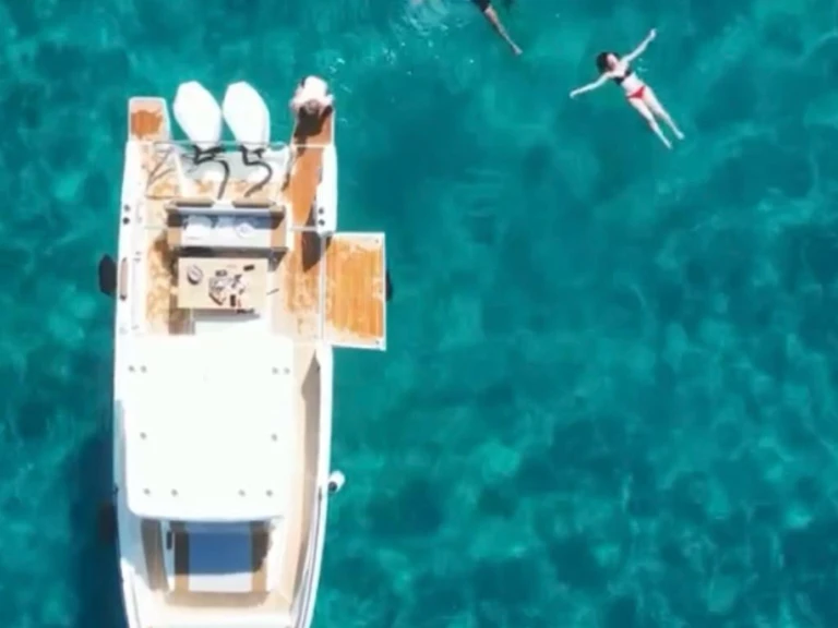 Hire Motorboat Bénéteau with a boat licence