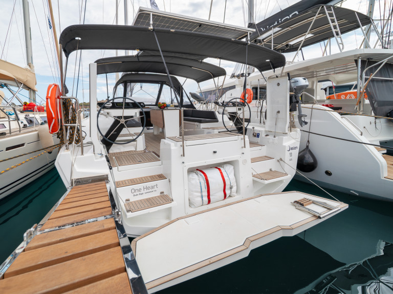 Sailboat to hire Préveza at the best price