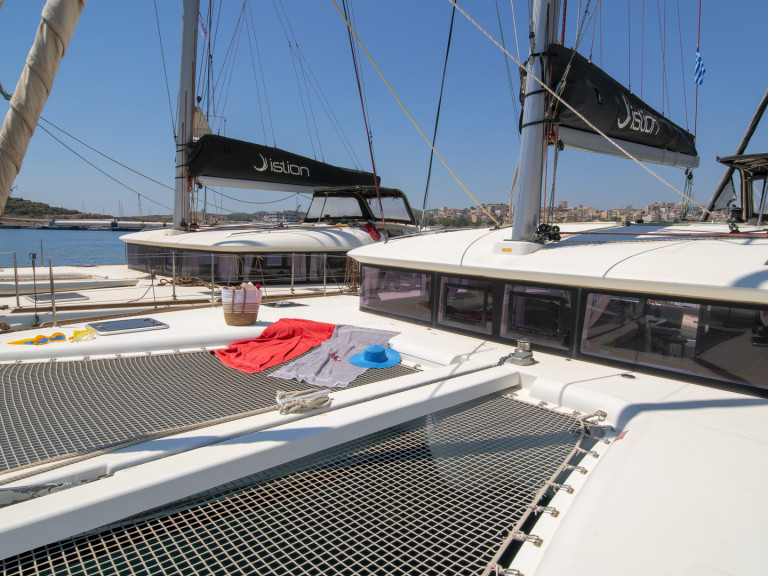 Catamaran hire in Lávrio - Lagoon Lagoon 400 S2