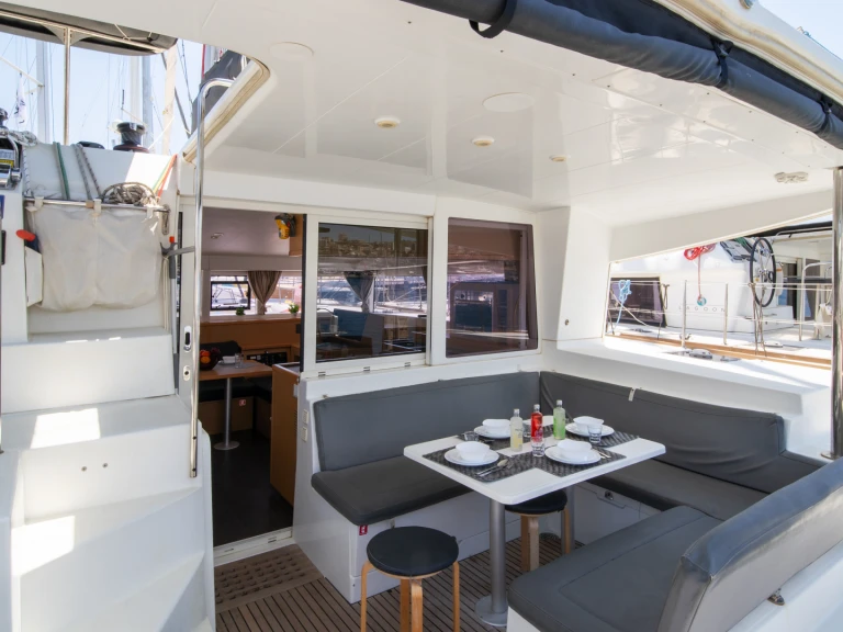 Charter a Lagoon Lagoon 400 S2 in Lávrio on Samboat