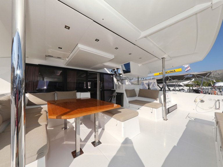 Hire Catamaran Fountaine Pajot with a boat licence