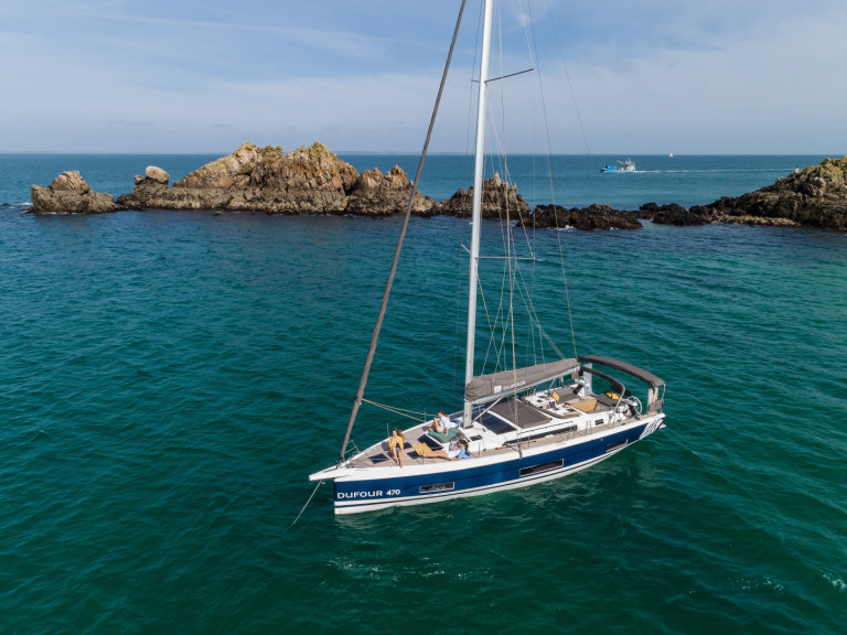 Charter a Dufour Dufour 470 in Saint-Raphaël on Samboat
