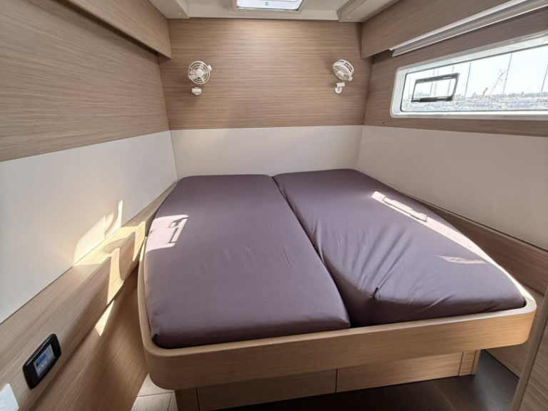 Hire Catamaran Lagoon with a boat licence