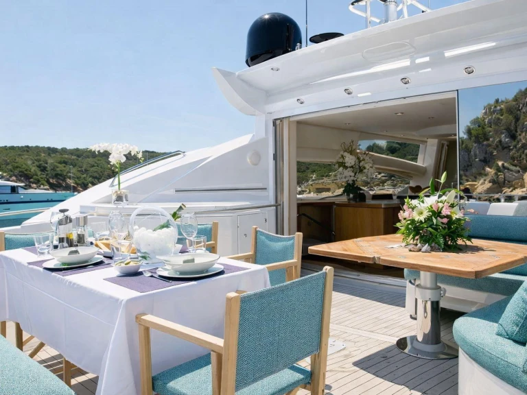 Luxury Yacht hire in Mahón - Sunseeker Predator 82