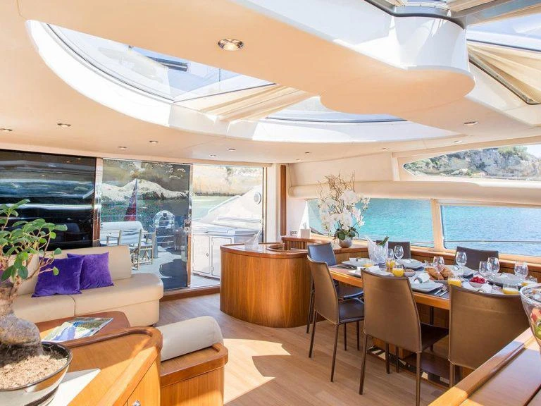 Charter a Sunseeker Predator 82 in Mahón on Samboat