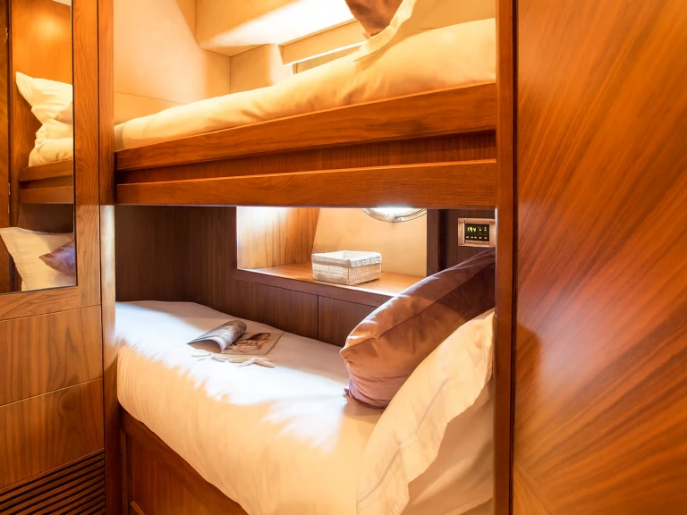 Hire Luxury Yacht with or without skipper Sunseeker Mahón