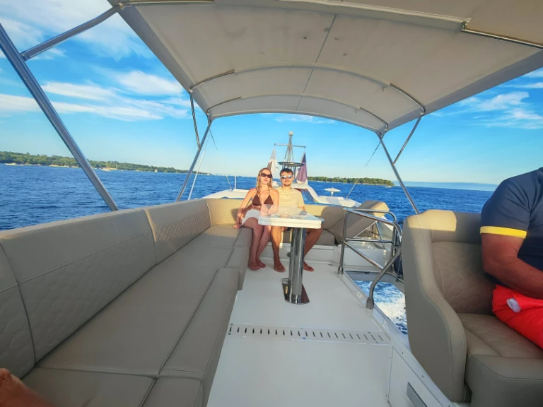 Charter a Galeon Galeon 420 Fly in Mandelieu-la-Napoule on Samboat
