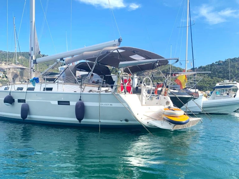 Hire Sailboat Bavaria with a boat licence