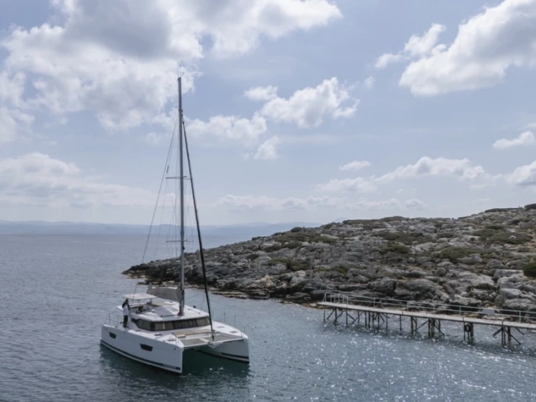 Hire Catamaran Fountaine Pajot with a boat licence