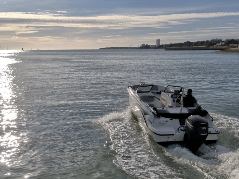 Hire Motorboat Bayliner with a boat licence