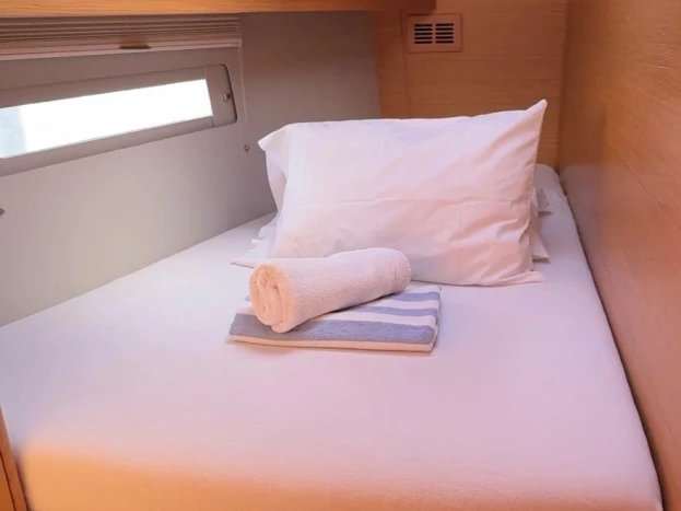 Charter a Dufour Dufour 520 Grand Large in La Seyne-sur-Mer on Samboat