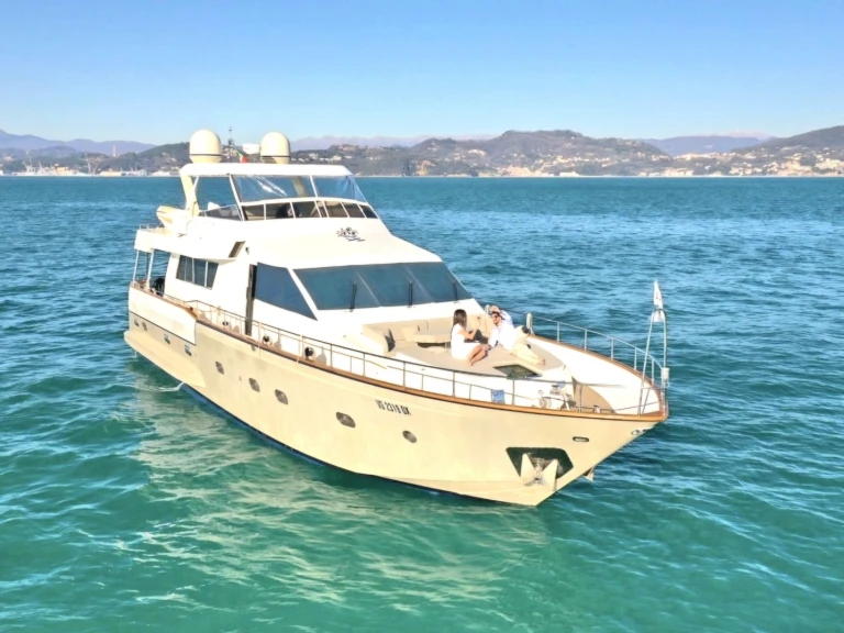 Yacht charter Amalfi Coast - Versilcraft Falcon80 on SamBoat