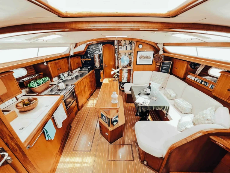 Hire Sailboat Jeanneau with a boat licence