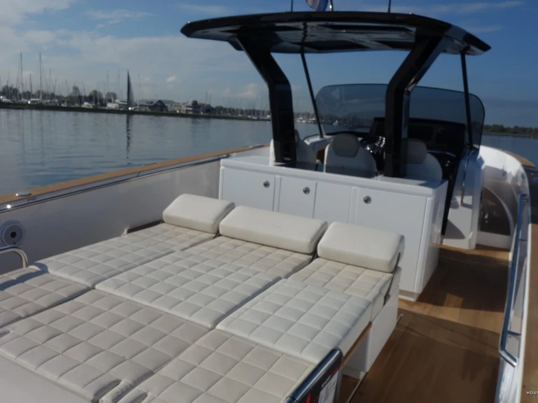 Hire a Pardo Yachts Pardo 38 Ibiza Town