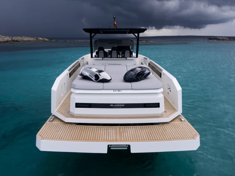 Hire Motorboat De Antonio with a boat licence