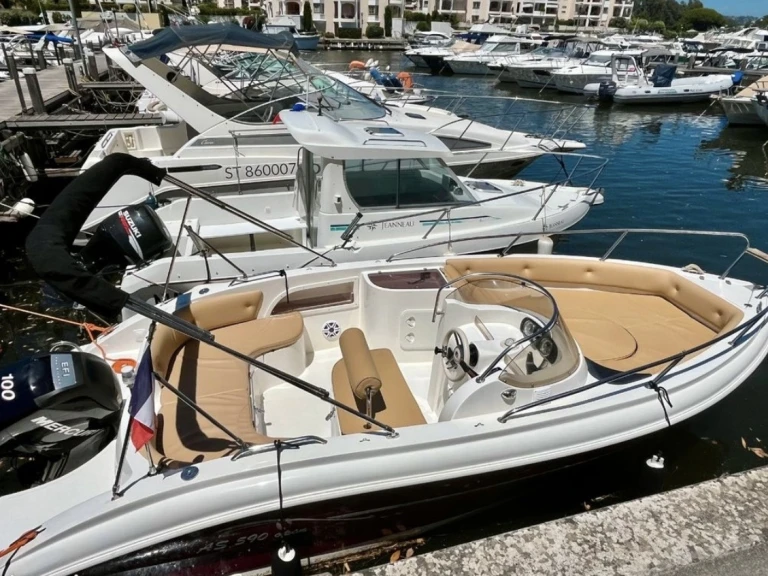 Hire Motorboat Cantiere Nautico Trimarchi with a boat licence