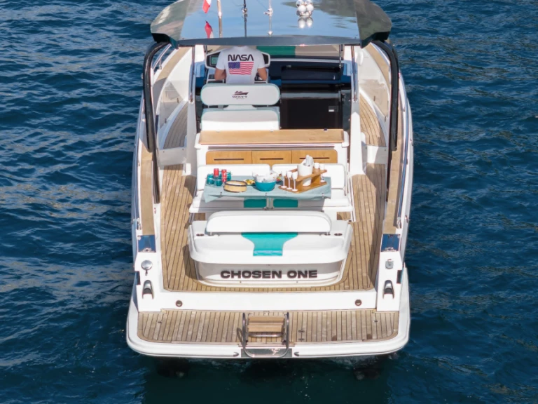 Hire Motorboat italyure with a boat licence