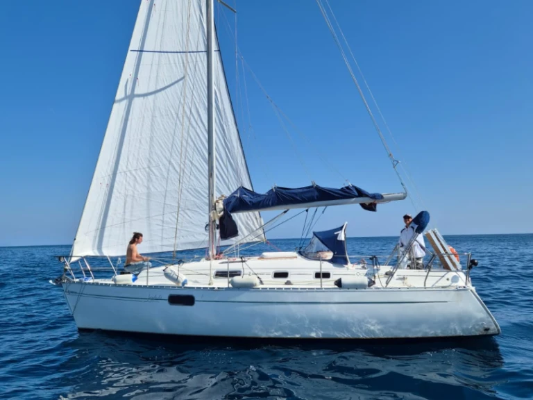 Hire a Bénéteau Oceanis 321 Andora