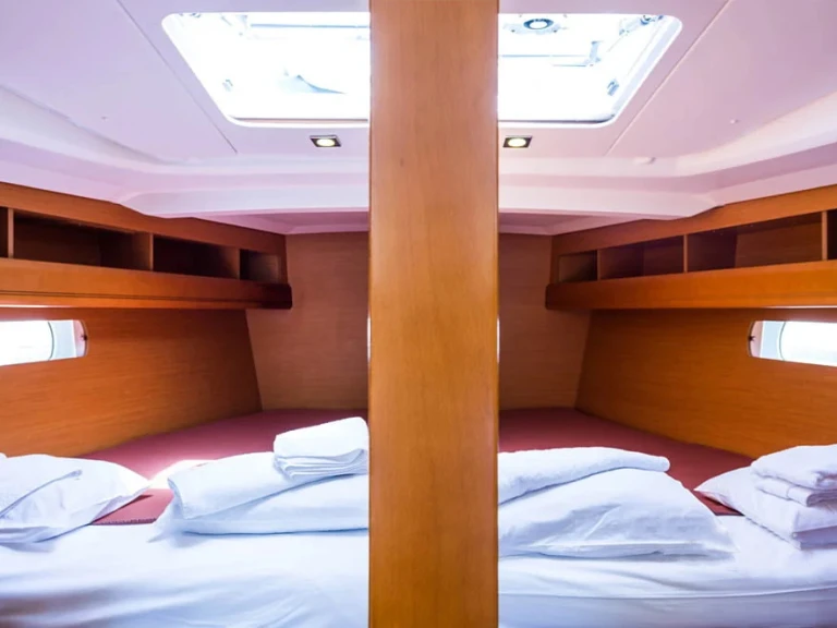 Hire Sailboat Jeanneau with a boat licence