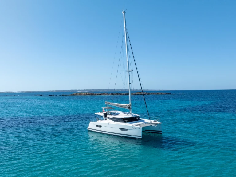 Catamaran hire in Rangiroa - Fountaine Pajot Lucia 40