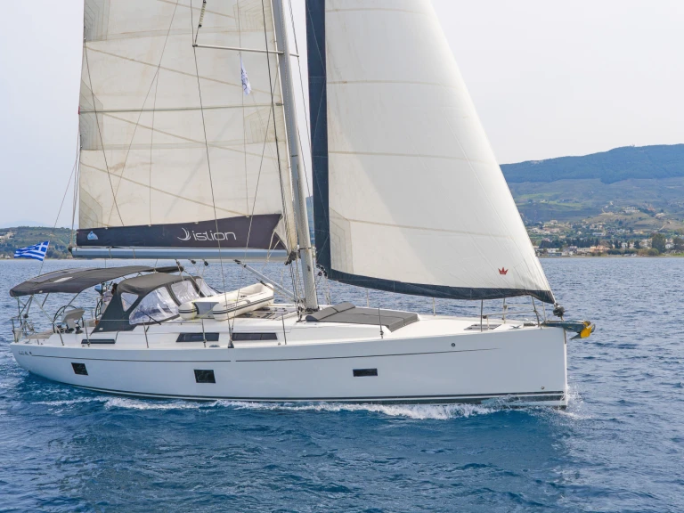 Sailboat to hire Lávrio at the best price