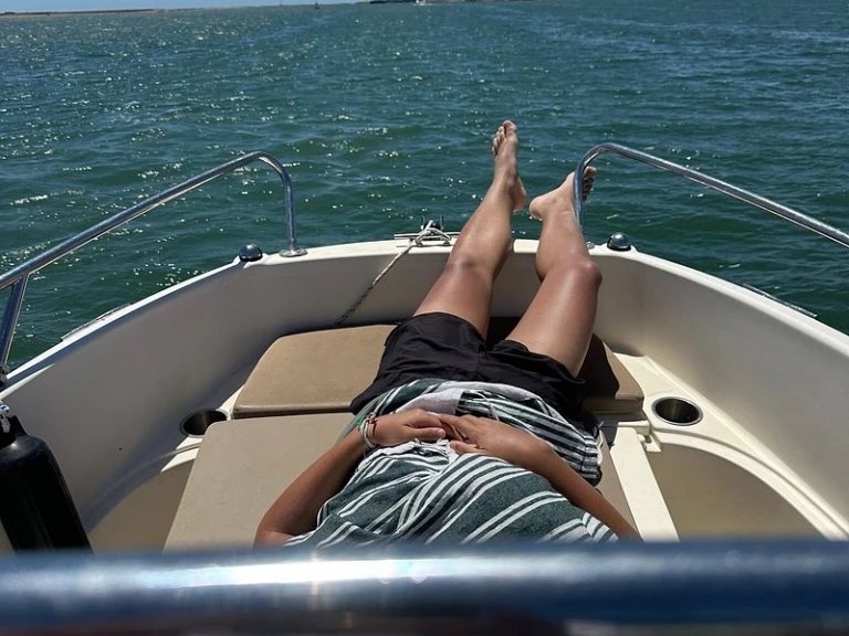 Charter a Quicksilver Activ 505 Open in Olhão on Samboat