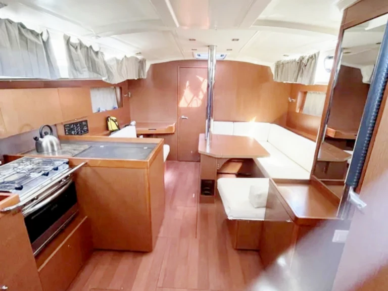 Hire Sailboat with or without skipper Bénéteau Perigiali