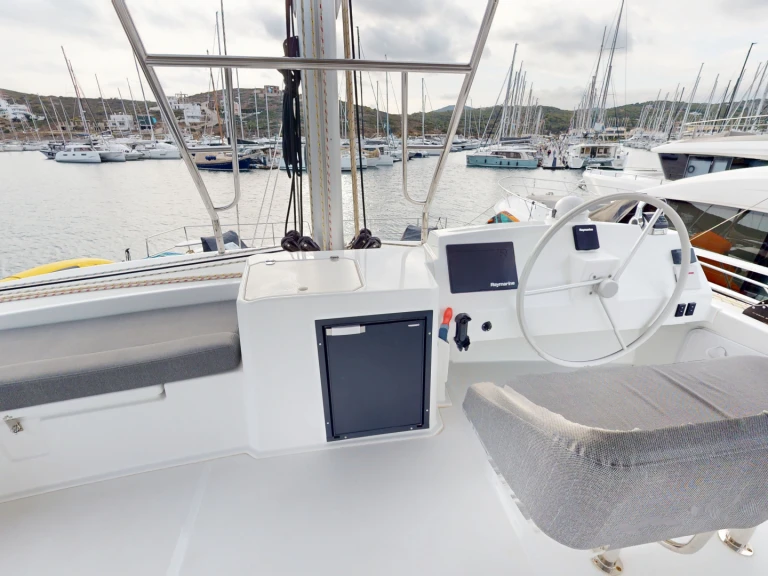 Catamaran hire in Lávrio - Bali Bali 5.4