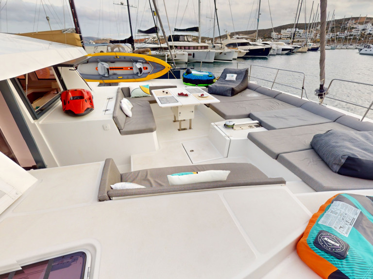 Charter a Bali Bali 5.4 in Lávrio on Samboat