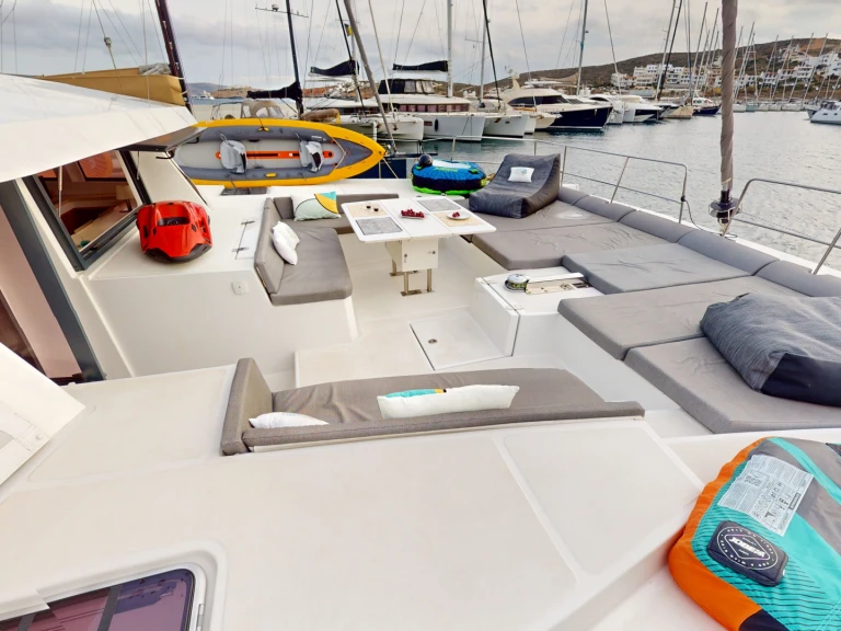 Charter a Bali Bali 5.4 in Lávrio on Samboat