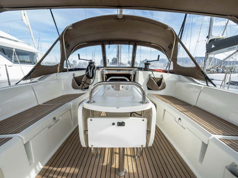 Hire Sailboat Jeanneau with a boat licence