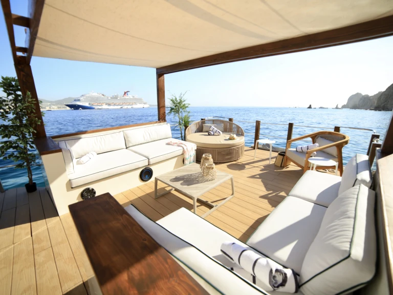 Hire Motorboat Custom Made with a boat licence