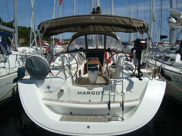 Hire Sailboat Jeanneau with a boat licence