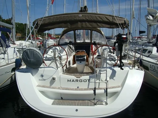 Hire Sailboat Jeanneau with a boat licence
